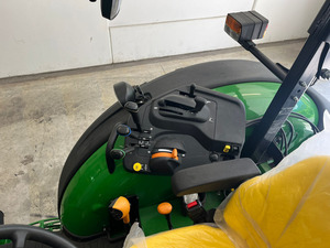 Tracteur agricole compact 320R 30 CV avec chargeur frontal John Deere 4x4 à vendre - Product Image 5
