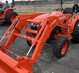 รถแทรกเตอร์ขนาดเล็ก Kubota L3902 MFWD, 5.5ft Q/A ถัง, ยางหน้า: 29x9 50-15, ยางหลัง: 43x16 00-20 - Product Image 3