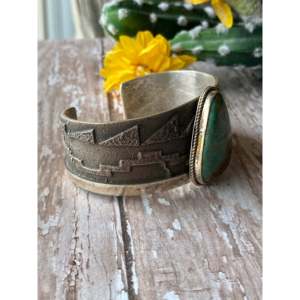 Bracelet manchette vintage Navajo en turquoise Royston et argent sterling, fait main par des artistes indigènes - Product Image 3