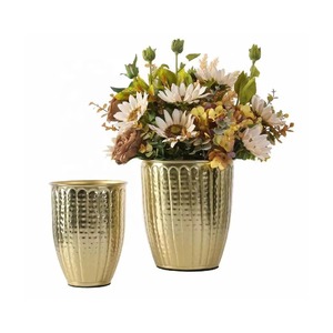 Vase en métal à double abat-jour décoratif, idéal pour la décoration de table à manger, la décoration de chambre à coucher et l'affichage élégant à la maison, en provenance d'Inde - Product Image 6