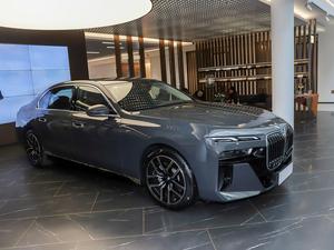 BMW Série 7 740i Exclusive Sedan Luxe 3.0T Moteur Turbo Propulsion Arrière Intérieur Sombre Modèle 2023 d'occasion en stock 735Li - Product Image 2