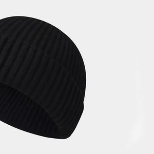 Gorros unisex cálidos y elegantes hechos de acrílico suave, perfectos para usar en invierno, moda casual o para publicidad. - Product Image 2