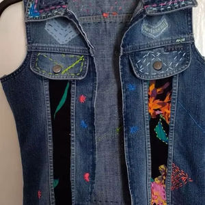 Chalecos Vaqueros Bordados y Estampados Champ King: Estilo Versátil, Tendencias Atemporales, Prendas Exteriores Vintage, Corte Recortado y Desgastado - Product Image 4