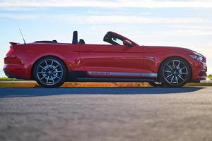 Ford Mustang Shelby GT Cabriolet d'occasion de 2016, 34 800 miles, 1 propriétaire en Californie, Coyote V8, Orange Compétition - Product Image 2