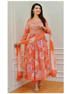 Traje de rayón de corte Nyra con bordado floral naranja con pantalones a juego y dupatta tie-dye de gasa para todas las damas elegantes - Product Image 4