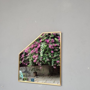 Espejo de pared decorativo con diseño único y acabado en latón - Product Image 1