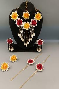 Hermoso conjunto de joyas de flores artificiales para Haldi Mehndi y conjunto de collar de flores nupciales con pendientes y cadena de mano para mujer - Product Image 3