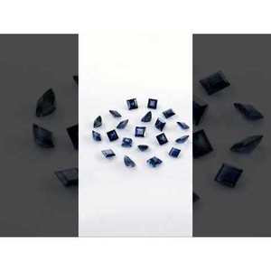 Saphir bleu naturel non traité, carrés taillés princesse calibrés de 3 mm et 3,5 mm avec pierre précieuse ovale de 8 mm de hauteur - Product Image 3