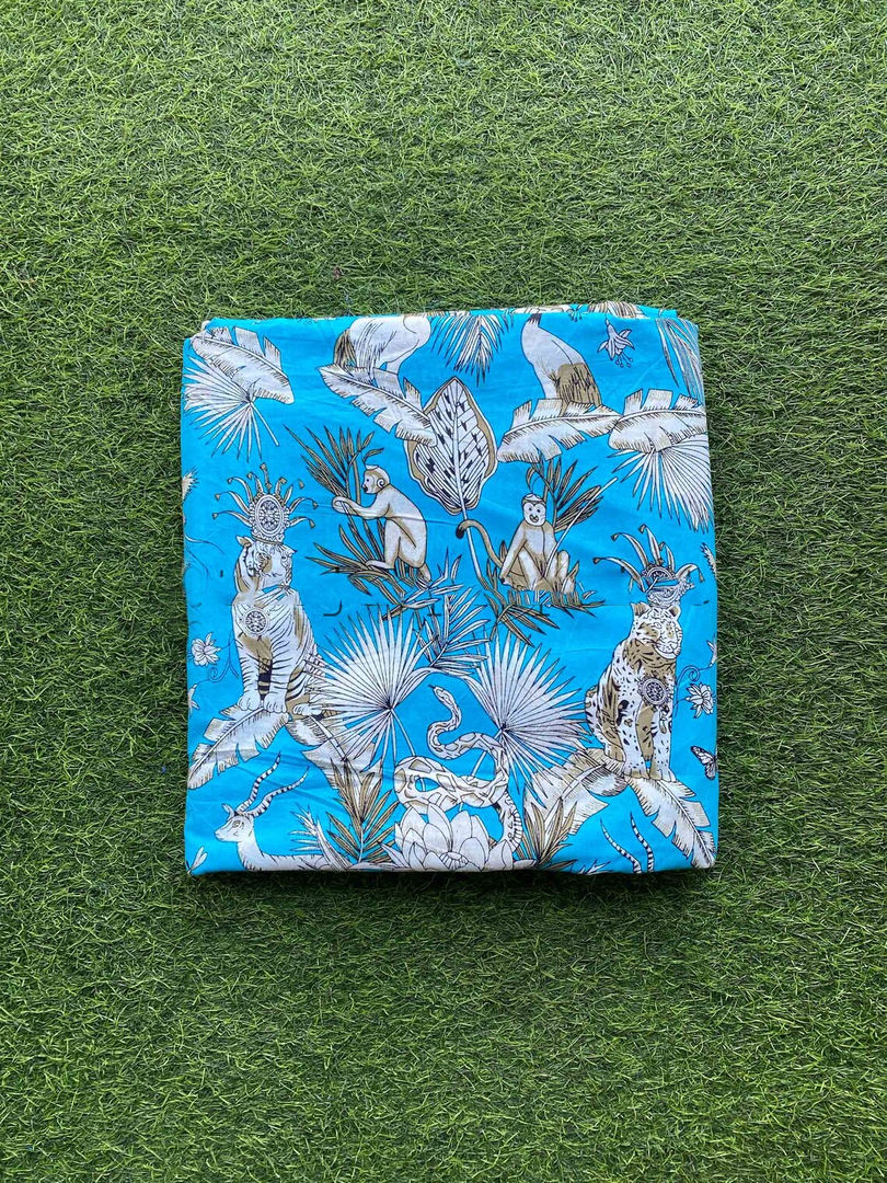 มีสีเขียวขุ่น