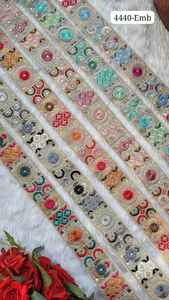 ริบบิ้นและผ้าลูกไม้ปักด้วยเครื่องจักรตามสั่งในดีไซน์ชาติพันธุ์และมีหกสีสำหรับชุดแต่งงานและขายต่อ - Product Image 4