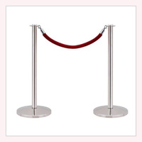 Barrière de file d'attente de luxe en acier inoxydable poli avec corde rouge élégante pour hôtels, banques et restaurants