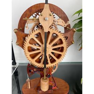 Diseñado para colocarse perfectamente en mesas o escritorios, el reloj de madera ofrece comodidad sin renunciar al estilo. - Product Image 2