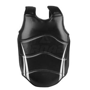 อุปกรณ์ป้องกันหน้าอกที่ทนทานพร้อมสายรัดที่ปรับได้และแผ่นรองหน้าอกน้ำหนักเบาดูดซับแรงกระแทก - Product Image 1