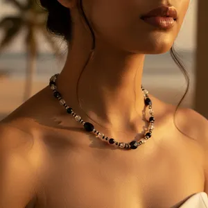 Collier bohème pour femme avec perles noires et transparentes en cristal, idéal pour les soirées - Product Image 1
