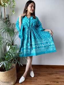 Robe caftan à imprimé ethnique et col en V en coton sur mesure avec cordon de serrage à la taille adaptée aux clients de la boutique et aux revendeurs de vêtements - Product Image 3