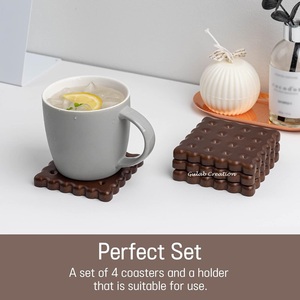 Juego de 4 posavasos cuadrados de madera de mango marrón oscuro con diseño de galletas y soporte a juego para una Decoración de mesa elegante - Product Image 3