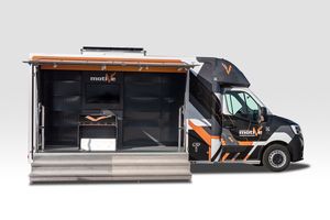 Camionnette mobile blanche pour la livraison d'aliments surgelés, idéale pour la restauration de rue et les cuisines mobiles - Product Image 3