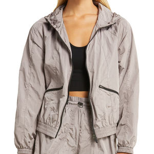 เสื้อแจ็คเก็ตกันลมสำหรับผู้หญิง สีดำ แบบโค้ช กันน้ำ ระบายอากาศ ดีไซน์ปักและทอ ซับในไนลอน สีปรับแต่งได้ - Product Image 1