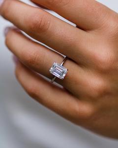 Bague de fiançailles en moissanite coupe émeraude 10x8mm | Solitaire classique avec accents | OEM de bijoux fins de mariage de mariée - Product Image 1