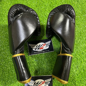 Nuevo diseño Nuevo modelo Guantes de boxeo de entrenamiento Guantes DE LUCHA Pro Fight hechos en cuero de vaca Equipo de boxeo personalizado - Product Image 1