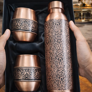 Bouteille d'eau en cuivre artisanale Ensemble de bouteilles en cuivre traditionnelles Bouteille d'eau en cuivre de luxe Bouteille en cuivre design Bouteille en cuivre - Product Image 1