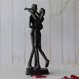 Sculpture de couple en métal de haute qualité ajoute une sophistication et une profondeur émotionnelle aux espaces intérieurs et extérieurs. - Product Image 3
