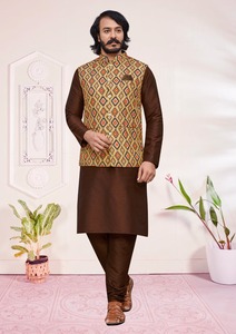 ชุดคุर्ตาผ้าไหมสำหรับงานแต่งงานและงานเลี้ยงลำลองสำหรับผู้ชาย พร้อมเสื้อแจ็คเก็ตผ้าฝ้ายพิมพ์ลายคุณภาพดีที่สุดในราคาถูกที่สุดจากซัพพลายเออร์ในอินเดีย - Product Image 3