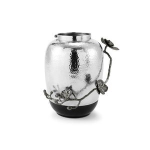 Florero de metal bellamente hecho a mano con intrincado trabajo lateral de flores de metal para una decoración elegante del hogar o la oficina - Product Image 6