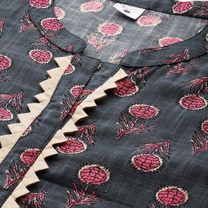 ชุดคุर्ติอานาร์กาลีผ้าฝ้ายสีเทาพิมพ์ลายดอกไม้สำหรับผู้หญิงไซส์พลัส พร้อมเสื้อและเสื้อเชิ้ตประดับลายดอกไม้ - Product Image 3