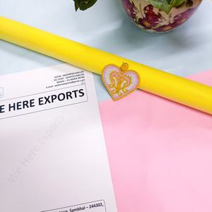 Pendientes de cuentas hechos a mano con diseño de corazón, elaborados por artesanas, en colores vibrantes, perfectos para regalar y para uso diario. - Product Image 6