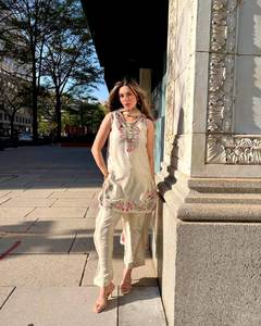 Conjunto de Salwar Kameez de 3 Piezas para Mujer, en Crepé Francés Premium de RADHE EXPORT, Color Blanco, Bordado Intenso, Mangas con Diseño Moderno - Product Image 3