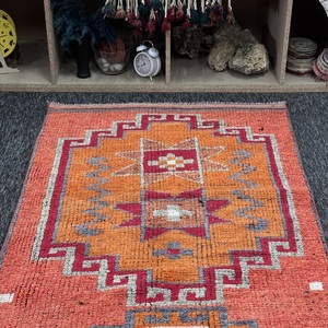 Tapis turc vintage Herki écologique 3,1x11,8 pi, orange, petit patchwork en laine avec envers en latex - Product Image 4