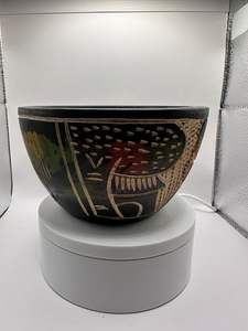 Bol en bois fait à la main 5 1/4x3 1/4 avec des accents verts jaunes rouges noirs dessins complexes - Product Image 2
