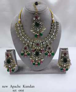 Collier ras du cou indien fantaisie traditionnel et à la mode couleur or Kundan perle boucles d'oreilles ensemble avec Mangtikka pour femmes et filles - Product Image 2