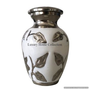 Acabado esmaltado de Color blanco fundido de aluminio y hojas pulidas brillantes plateadas Urnas de almacenamiento de cenizas humanas grabadas Suministros funerarios - Product Image 1