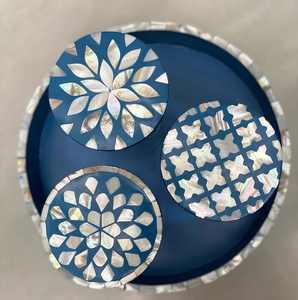 Boîte cadeau en acrylique transparente de luxe avec un aura festif, avec un couvercle en bois incrusté de nacre artisanale pour les chocolats, les occasions spéciales - Product Image 5