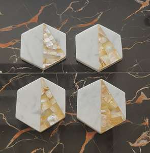 Juego de 4 y 6 Posavasos Hexagonales de Mármol Blanco con Incrustaciones de Concha - Product Image 3