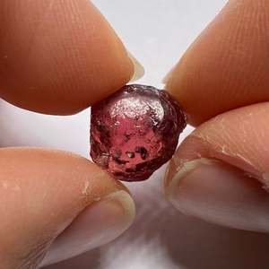Gema Suelta de Granate Rojo Natural de 8mm, Forma de Corazón, Ojo de Gato, Pulida, Mineral de Alta Calidad - Product Image 4