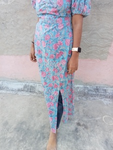 Adoptez l'élégance sans effort avec cette superbe robe maxi à imprimé floral, parfaite pour les journées d'été offrant confort et style. - Product Image 3