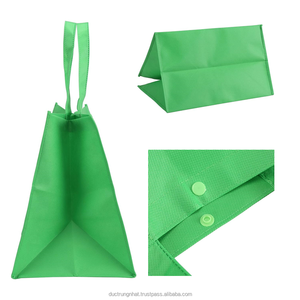 Bolsas de mano plegables reutilizables no tejidas impresas personalizadas del fabricante de Vietnam con patrón de letras Bolsas de compras con compartimento - Product Image 1