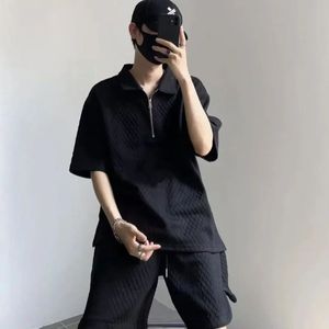 ชุดลำลองผู้ชาย เสื้อยืดและกางเกงขาสั้นทรงหลวมใส่สบาย ดีไซน์เท่ห์ ผ้าไนลอนเรียบ แบรนด์แท้ ปกเสื้อแบบปกเชิ้ต ดีไซน์สำหรับผู้ชาย - Product Image 6