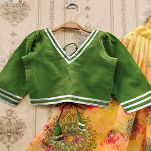 Ensemble Lehenga Choli pour enfants en polyester imprimé jaune Shoryam Fashion |   Tenue ethnique festive pour filles |   Qualité d'exportation - Product Image 3