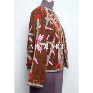 Veste kimono pour femme en velours de coton matelassé écologique, motif floral brodé Suzani, fabrication artisanale, douce et bohème - Product Image 4