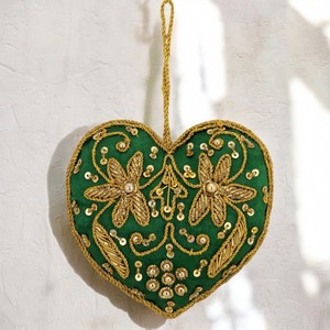 Artesanía Colgante con Diseño de Corazón en Zari |   Tela con Cuentas y Bordado con Hilo Dorado para Decoración del Hogar, Regalos y Marca - Product Image 1