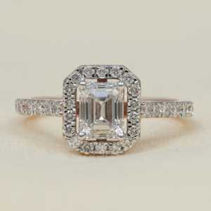 แหวนหมั้นเพชรแล็บทรงเอเมอรัลด์คัทแบบฮาโล - Product Image 2