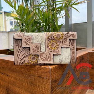 กระเป๋าคลัทช์หนังวัวแท้ใช้มือแกะสลักหนังวินเทจใส่บัตรเครดิตหนังขนสัตว์ - Product Image 1