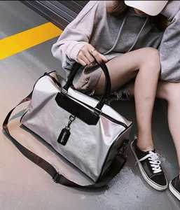 กระเป๋าเดินทางกีฬาผู้หญิงแฟชั่นใหม่ ความจุขนาดใหญ่ ผลิตจากไนลอนโพลีเอสเตอร์ 100% สีและขนาดปรับแต่งได้ คุณภาพสูงสำหรับกิจกรรมกลางแจ้ง - Product Image 4