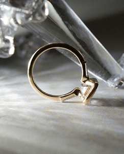 Élégante bague en diamant Moissanite de 2.20 carats en or massif taillé en émeraude avec deux pierres latérales dans un serti de trois pierres - Product Image 2