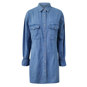 Camisa de mezclilla de aspecto Vintage para mujer que ofrece comodidad y construcción duradera - Product Image 1