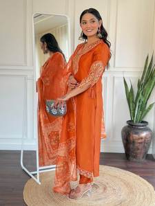 Lancement de nouveaux ensembles Salwar Kameez festifs avec Dupatta et pantalon en tissu Faux Georgette, doublure intérieure confortable et réversible, idéal pour les fêtes. - Product Image 3